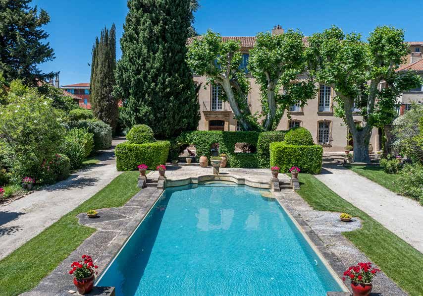 sur un jardin paysager de 2 850 m² avec piscine chauffée et kiosque d’été.