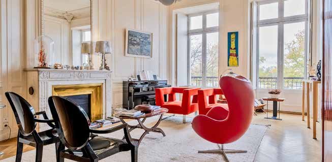 dînatoire et patio sous verrière de plus de 8 mètres de hauteur, 2 chambres.