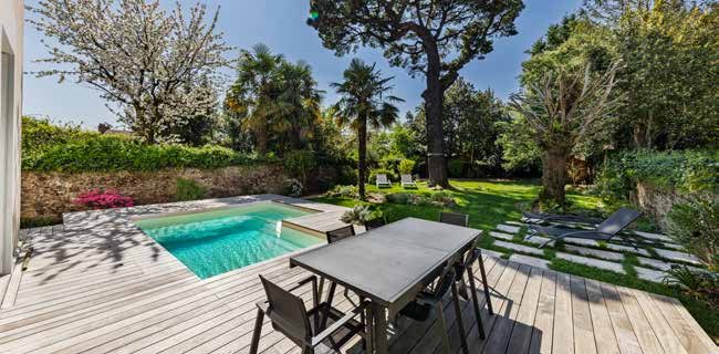 mitoyenne avec piscine et grand jardin arboré.