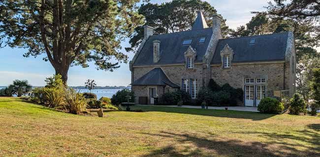 Morbihan, cette propriété rare et en parfait état de 6 000 m2 offre une vue À 15 MINUTES DE VANNES privilégiée.