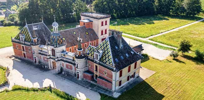 MAUBEC clairière, cet ancien couvent rénové du XVe siècle de 460 m2 offre de belles pièces de vie.