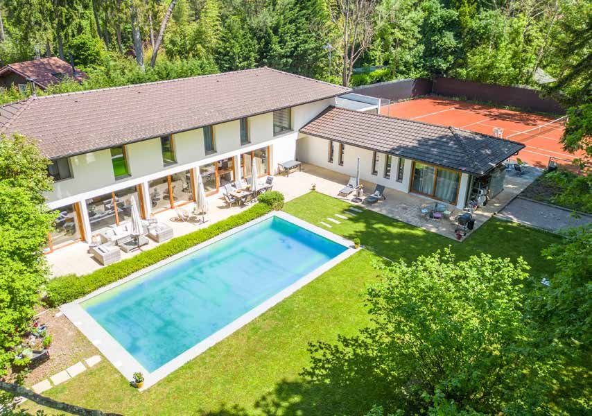 située sur un terrain paysager de 2 841 m².