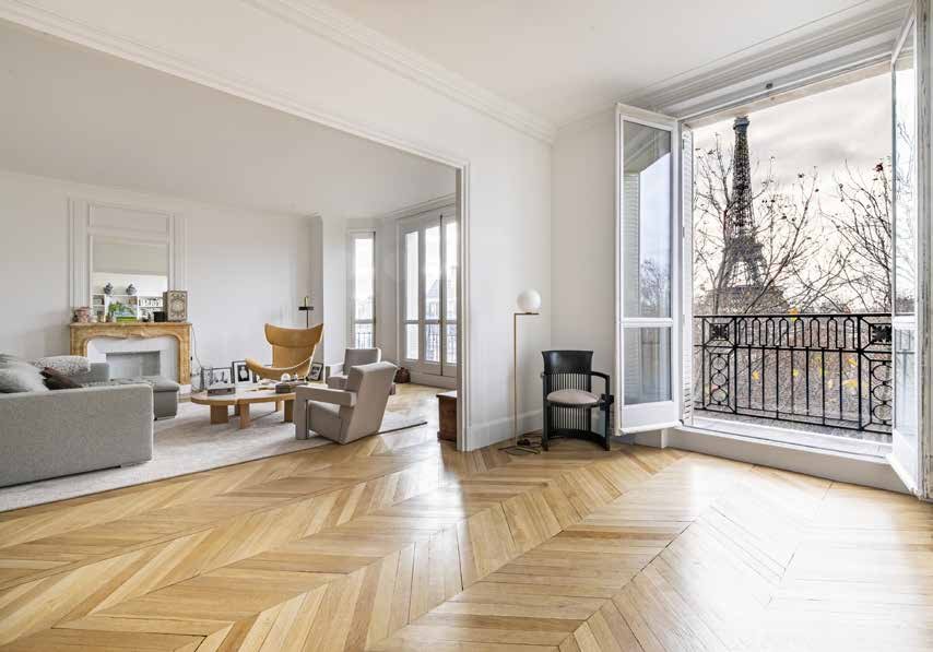 immeuble 1930, ce bien offre une vaste réception avec de grandes fenêtres et balcons.